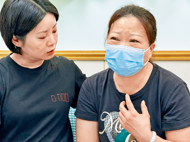 談及疑因工作過勞而猝逝的亡夫，陳太（右）泣不成聲。