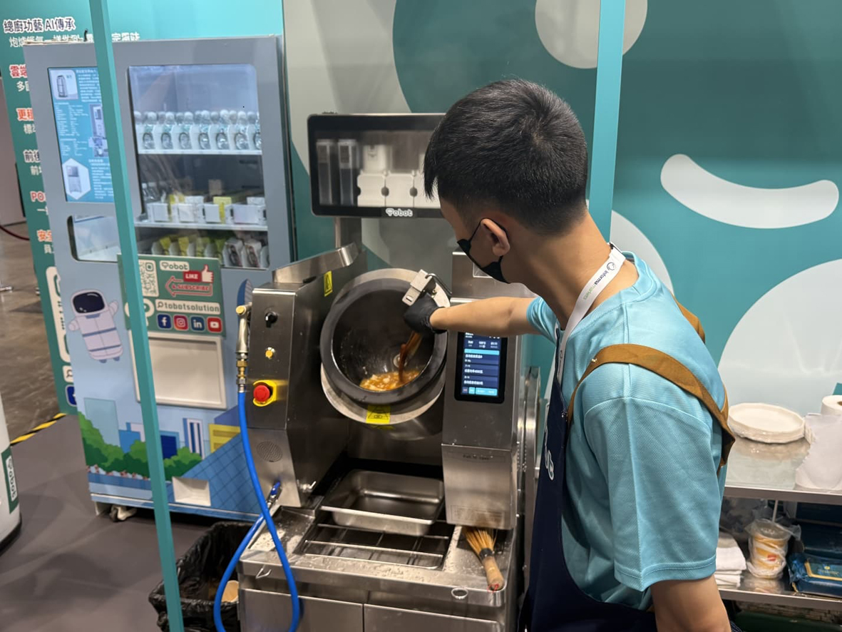 香港餐飲展展出炒餸機械人等，參展商希望紓緩本港餐飲業人手不足問題。