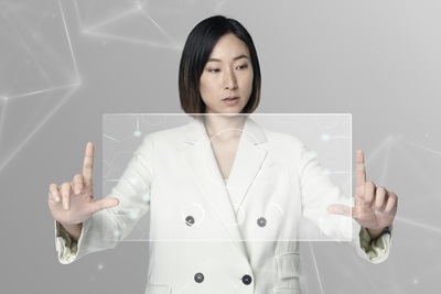 如果有人一旦偏離原先使用AI的目的，例如利用深偽技術（deepfake），偽造名人的影像去行騙，結果對人類是傷害而非幫助。