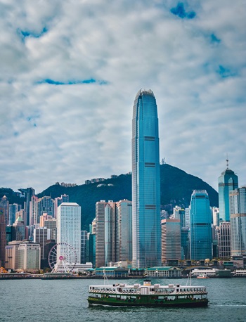 香港憑藉其獨特的「一國兩制」優勢、共同法傳統以及中西合璧的文化，擁有成為「調解之都」的巨大潛力。