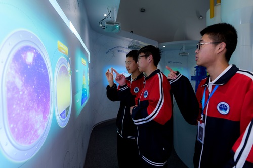 通過實地參觀，讓來自河北及本地的學生更了解香港電力供應與減碳的先進技術。