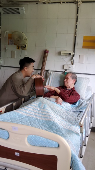 鍾敬文會到安老院舍，為失去自理能力、長期臥床的長者進行音樂治療。（受訪者提供）