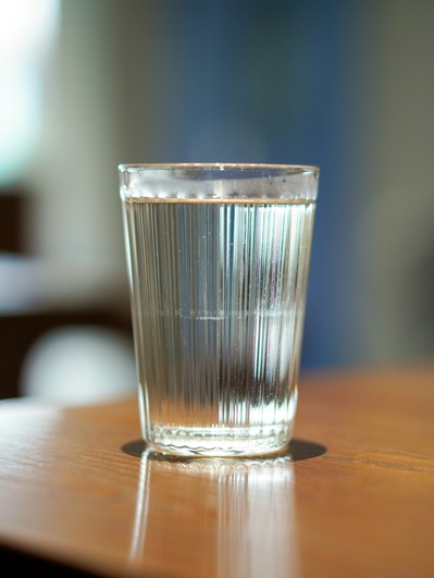 「先處理心情」的做法是，調解員先倒一杯水，穩定當事人的情緒。