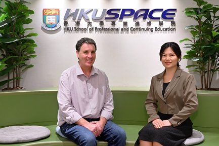 （右）香港大學專業進修學院（HKU SPACE）人文及法律學院及倫敦大學法律學士學位課程主任鄺煒婷小姐（Tiffany）及（左）劍橋大學教授兼英國榮譽御用大律師Martin Dixon，二人均指法律是現時最好的學系選擇。