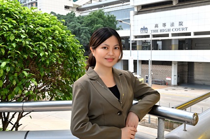 （右）香港大學專業進修學院（HKU SPACE）人文及法律學院及倫敦大學法律學士學位課程主任鄺煒婷小姐（Tiffany）及（左）劍橋大學教授兼英國榮譽御用大律師Martin Dixon，二人均指法律是現時最好的學系選擇。