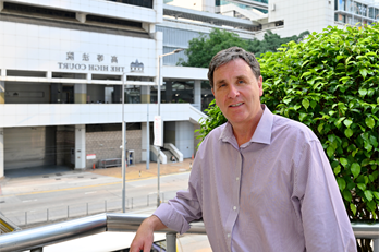 （右）香港大學專業進修學院（HKU SPACE）人文及法律學院及倫敦大學法律學士學位課程主任鄺煒婷小姐（Tiffany）及（左）劍橋大學教授兼英國榮譽御用大律師Martin Dixon，二人均指法律是現時最好的學系選擇。